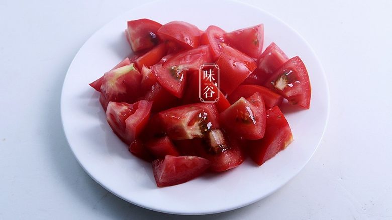番茄牛肉煲,<a style='color:red;display:inline-block;' href='/shicai/ 59'>番茄</a>两个切小块备用。