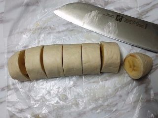 花生酱香蕉酥,从下端向上卷起后切小段