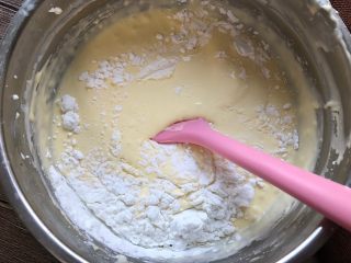 轻乳酪蛋糕,最后筛入低筋面粉和玉米淀粉，翻拌均匀。