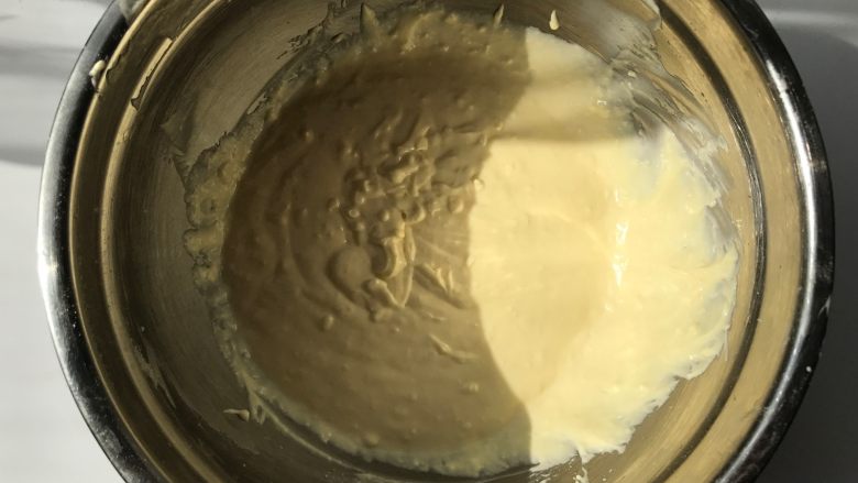 轻乳酪蛋糕,翻拌好的状态是无颗粒，顺滑的糊糊状。