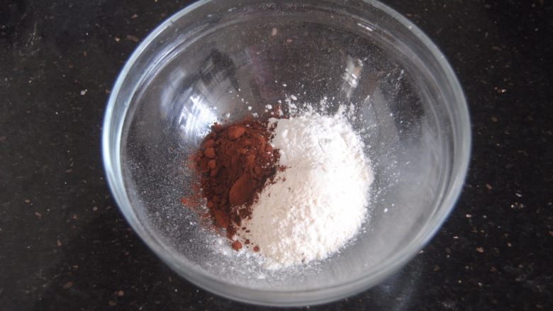 巧克力千层包,现在开始做巧克力千层酱，把粉类都倒入大碗内，混匀