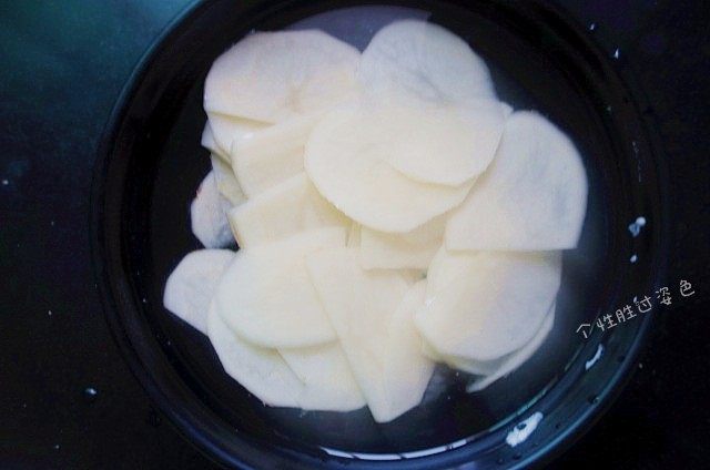 0脂肪的蔬菜减肥汤,土豆去皮切成薄片