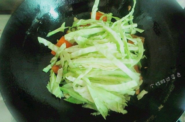 0脂肪的蔬菜减肥汤,放入卷心菜