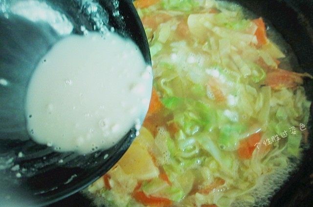 0脂肪的蔬菜减肥汤,水煮沸后，倒入适量面粉水