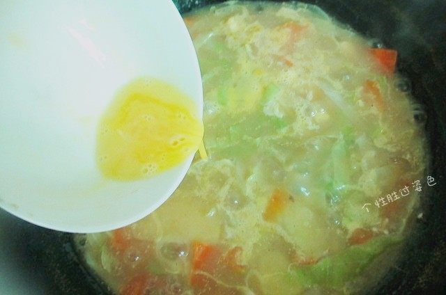 0脂肪的蔬菜减肥汤,煮开后，再加入鸡蛋液