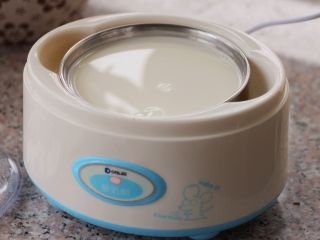 酸奶思慕雪,8、	发酵四个小时的酸奶，已经呈半凝固状态