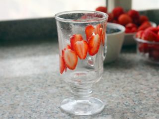 酸奶思慕雪,14、	贴在玻璃杯的杯壁。