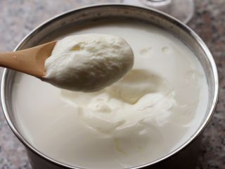 酸奶思慕雪,15、	取出冷藏好的酸奶，此时的酸奶呈果冻状。