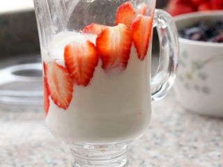 酸奶思慕雪,16、	将酸奶倒入杯子里。