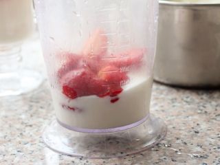 酸奶思慕雪,18、	取出一部分酸奶放入料理杯，加草莓。