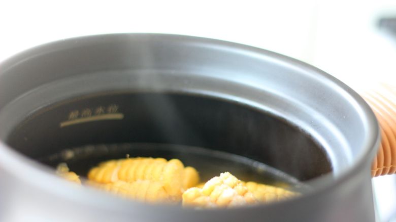 玉米排骨汤,最后半小时放入玉米继续炖，直到程序结束