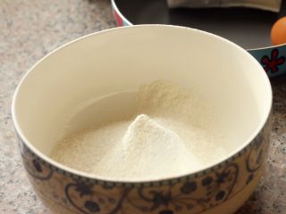 水果松饼,低粉、白砂糖、泡打粉过筛混合均匀，放到碗里。