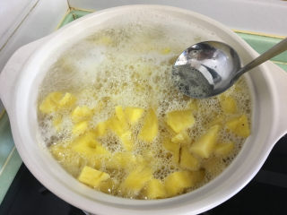 菠萝糖水罐头,待水开后撇出表面的浮沫。