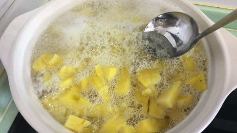 菠萝糖水罐头,待水开后撇出表面的浮沫。