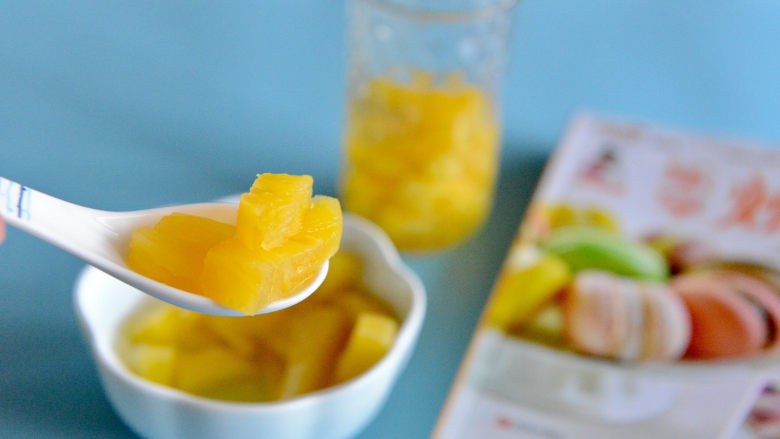 菠萝糖水罐头,晾凉后放冰箱冷藏，吃的时候冰凉爽品。