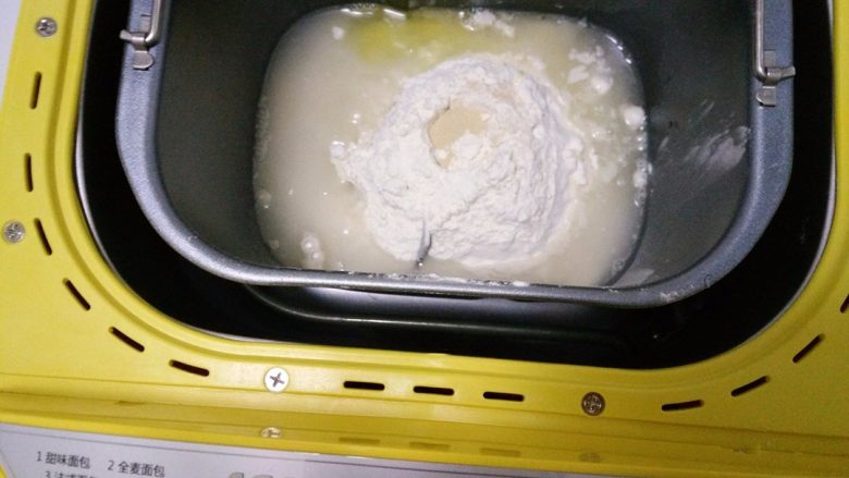 花朵椰蓉面包,1.将面团用料中除黄油以外所有用料按先液体再固体的顺序放入面包机内（注意酵母不要和盐直接接触）揉至扩展阶段