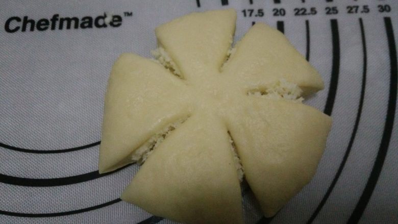 花朵椰蓉面包,11.用切刀切成如图花朵的样子