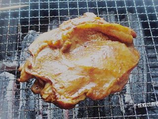 碳烤鸡腿肉,烤到鸡皮出油，焦黄，然后翻面接着烤