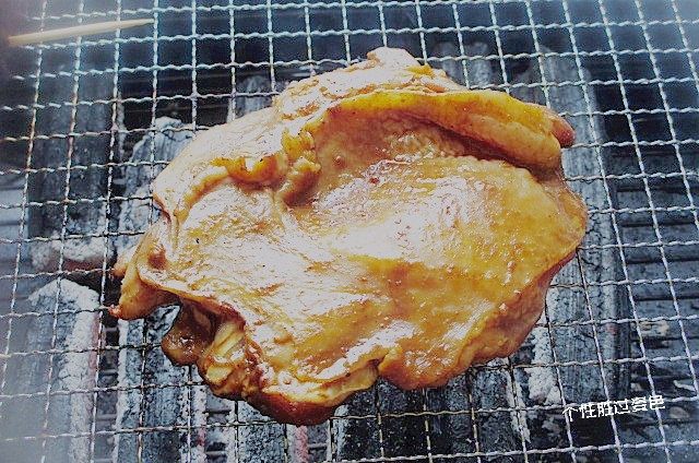 碳烤鸡腿肉,烤到鸡皮出油，焦黄，然后翻面接着烤
