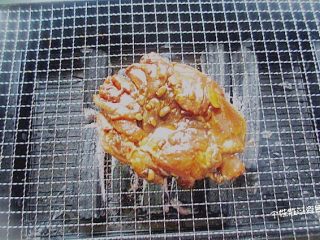 碳烤鸡腿肉,把腌好的鸡腿，鸡皮朝下放上烤网。注意一定要控干鸡腿里的水份，容易让碳冒烟呛人