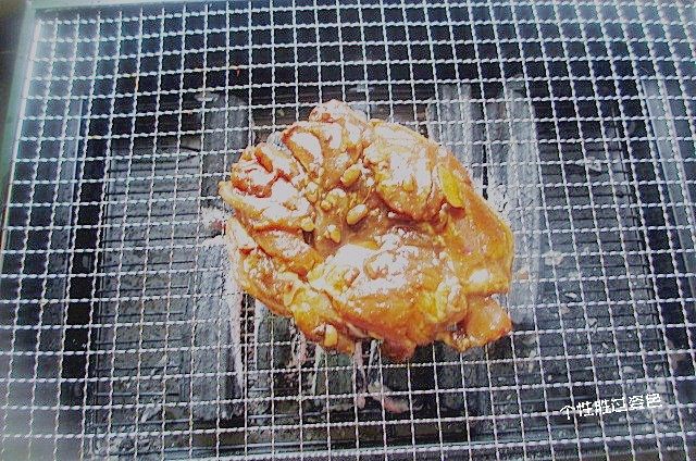 碳烤鸡腿肉,把腌好的鸡腿，鸡皮朝下放上烤网。注意一定要控干鸡腿里的水份，容易让碳冒烟呛人