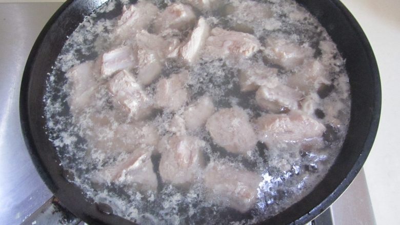 木耳鹌鹑蛋烧排骨,煮出浮沫后捞出备用；