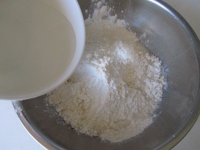西葫芦肉馅锅贴,将全麦面粉和饺子粉按2:1的比例混合，加入适量的水；
