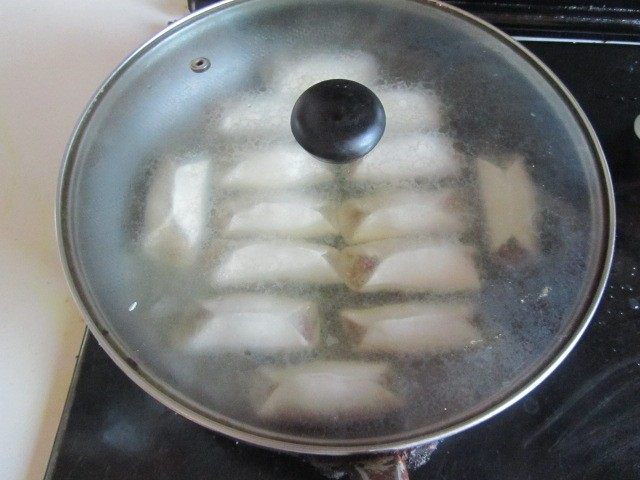 西葫芦肉馅锅贴,盖上盖， 稍微煮上三、四分钟， 揭开盖， 大火收汁；