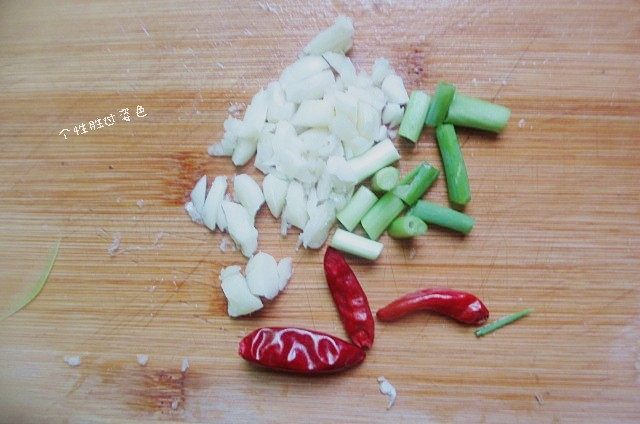 清炒笋瓜,准备蒜末一把，葱段以及干辣椒