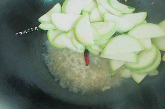 清炒笋瓜,大火翻炒，直至笋瓜片变软，会出很多水，把炒出的汁水倒掉