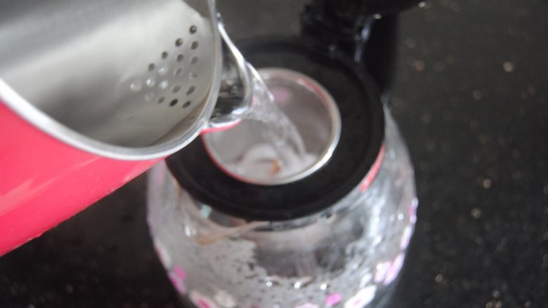 双莓玫瑰水果茶,冲入开水，浸泡10分钟左右