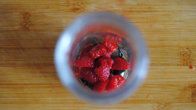 双莓玫瑰水果茶,放入要用的瓶子或者杯子里