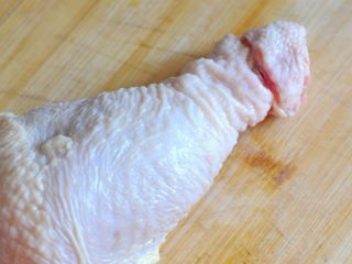 酱香鸡肉饭,用刀，将鸡腿的骨棒处切割一圈，将筋切断。