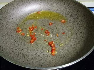 咖喱土豆盖饭,不粘锅倒入适量植物油烧热，放入小米椒炒香；