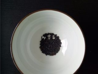 咖喱土豆盖饭,取一饭碗，碗底撒入适量黑芝麻；