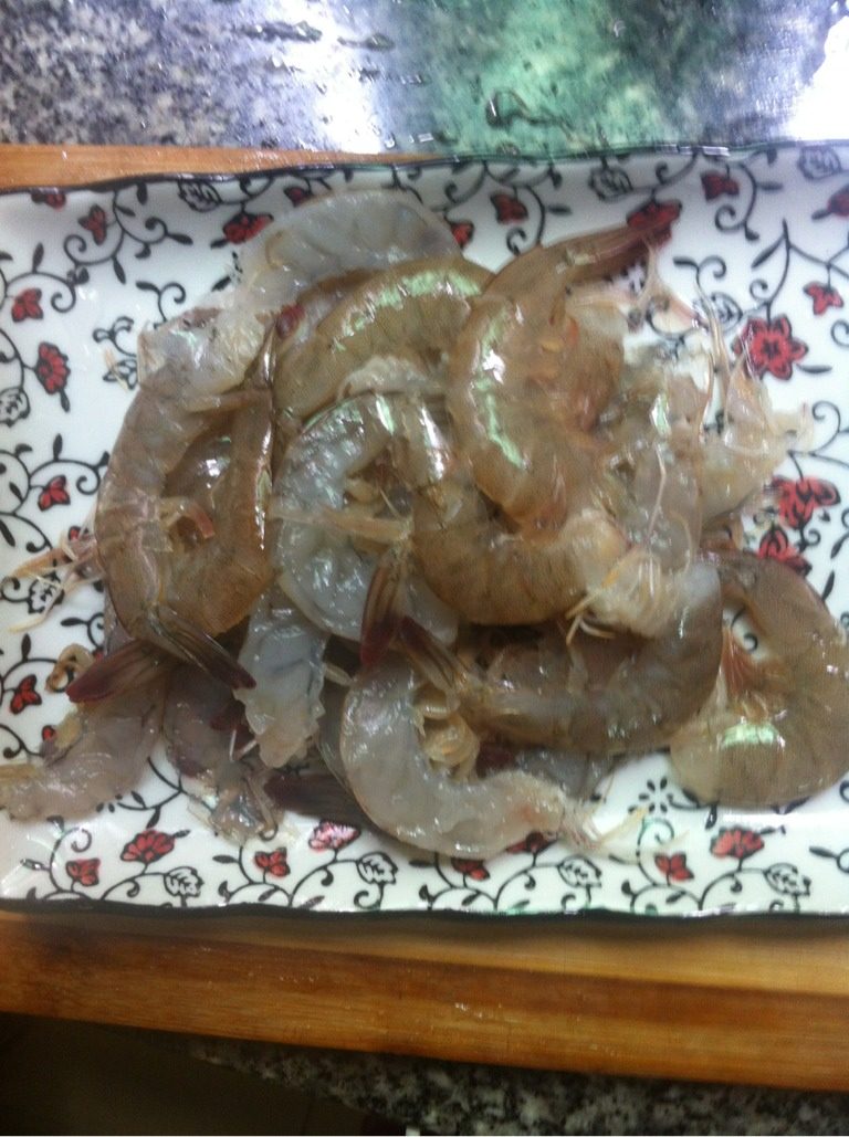 蒜蓉元宝虾（超级好吃）,将虾洗干净去头从虾背部分切开备用