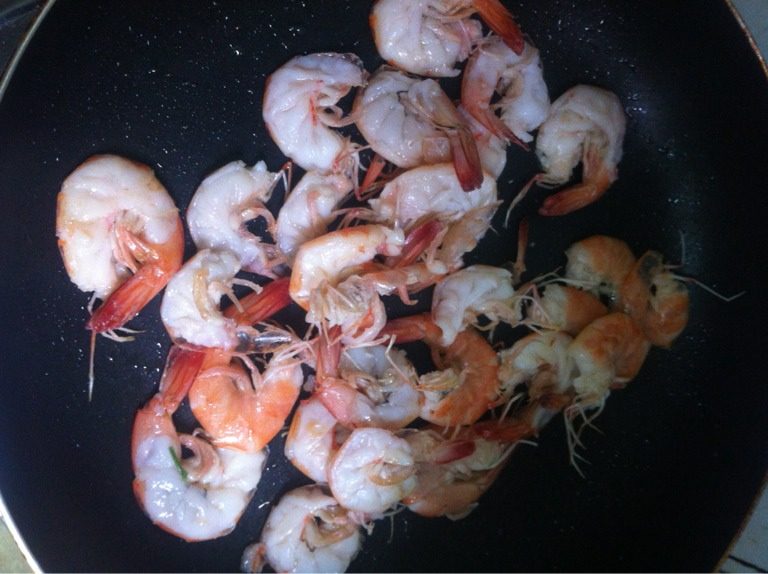蒜蓉元宝虾（超级好吃）,拿平锅放少许油把虾到锅中炒红色。无水