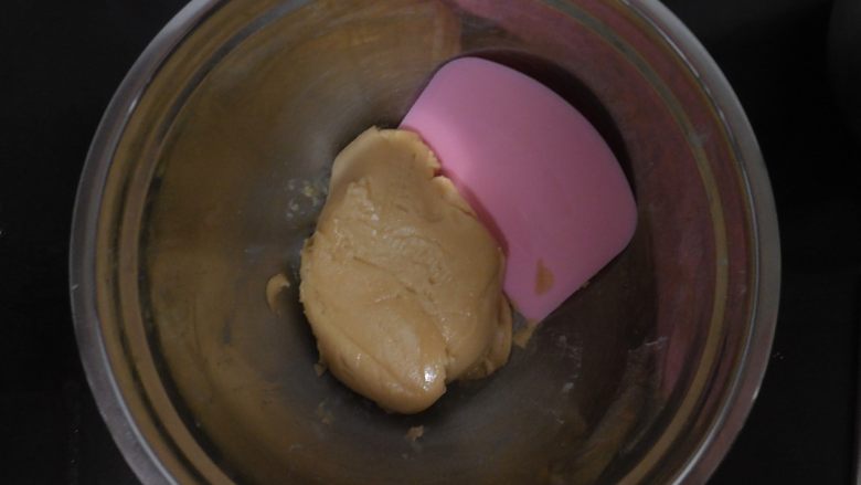 莲蓉肉松月饼,用刮板 以翻拌的方式进行混合它。直到混合到看不见干粉为止 然后用手捏成团即可，切记千万不要过度搅拌