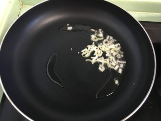 早餐鸡蛋卷,首先炒什锦饭：锅热后倒去植物油，加入葱花。