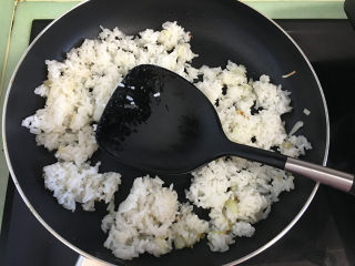 早餐鸡蛋卷,翻炒几下后倒入米饭搅拌均匀。