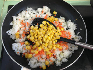 早餐鸡蛋卷,加入胡萝卜丁，玉米粒，盐。