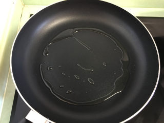 早餐鸡蛋卷,锅热后放入植物油。