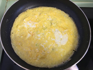 早餐鸡蛋卷,摊匀后放在燃气上，小火加热，待蛋饼表面蛋液凝固，蛋饼就煎好了。