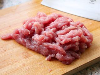 京酱肉丝,切成肉丝。