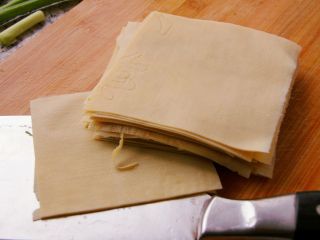 京酱肉丝,千张洗太大，干净，切成方块，不适合太大，约10厘米就行。