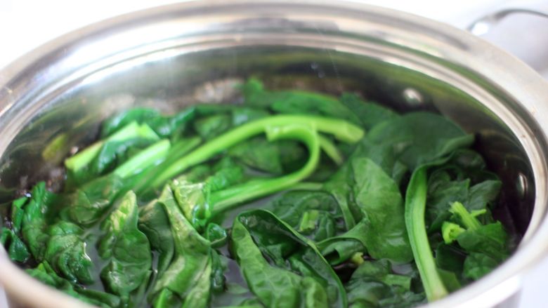 凉拌菠菜塔,放入菠菜，烫一下，颜色变深之后捞出。