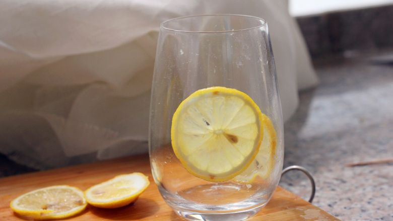 芒果双味儿思慕雪,切片的柠檬贴在玻璃杯里面。