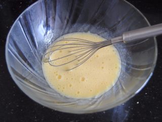 多重口味豆沙裱花蛋糕,加入牛奶和玉米油拌匀