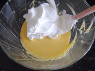 多重口味豆沙裱花蛋糕,取1/3的蛋白加入蛋黄糊内，翻拌均匀