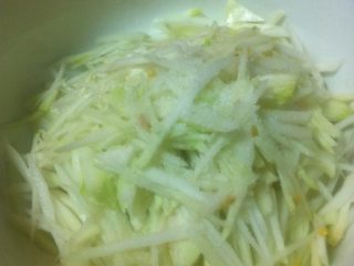 凉拌翡翠大头菜,因为大头菜有些许苦涩味，所以我们需要撒点盐，让它腌制一会儿